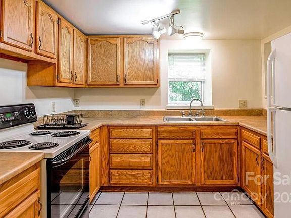 Full-size kitchen with pass-through breakfast bar
