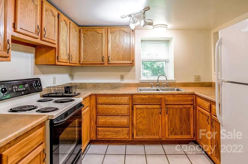 Full-size kitchen with pass-through breakfast bar