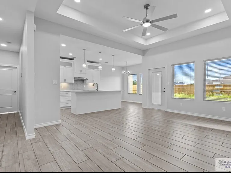 306 Hope Dr — Photo 2