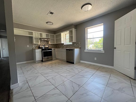 3rd image of 904 S Lincoln Ave