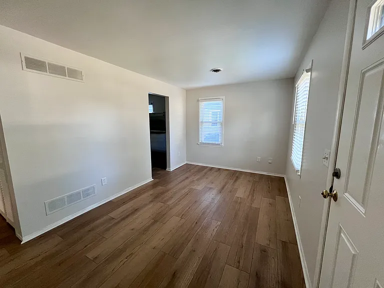 555 E Mahan Ave — Photo 3