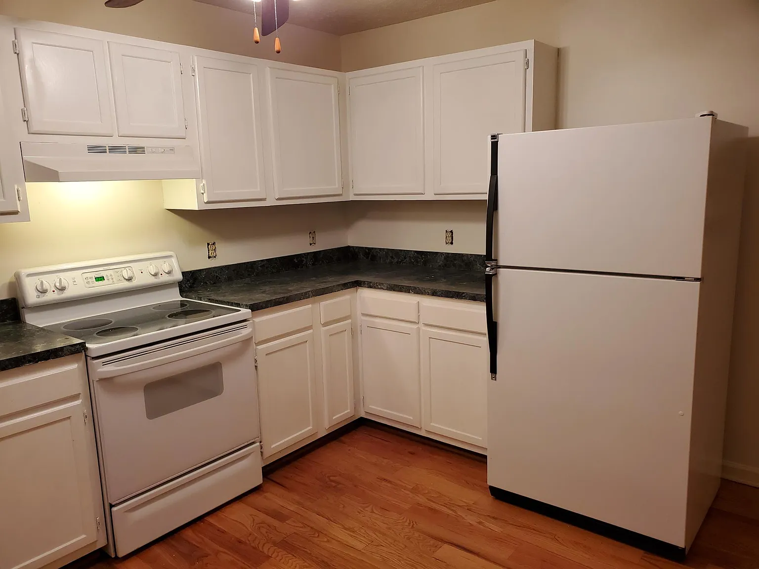 4 bed, 2600 sqft, $2,100 — Photo 4