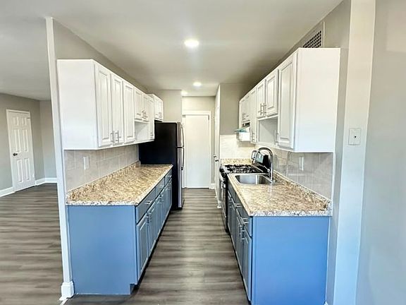4th image of 248 Reynolds Ter APT 1B