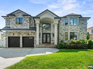 250 Hoppers Ln, Paramus, NJ 07652