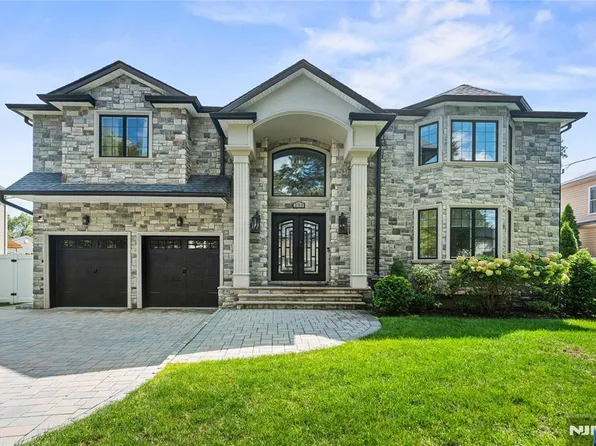 250 Hoppers Ln, Paramus, NJ 07652