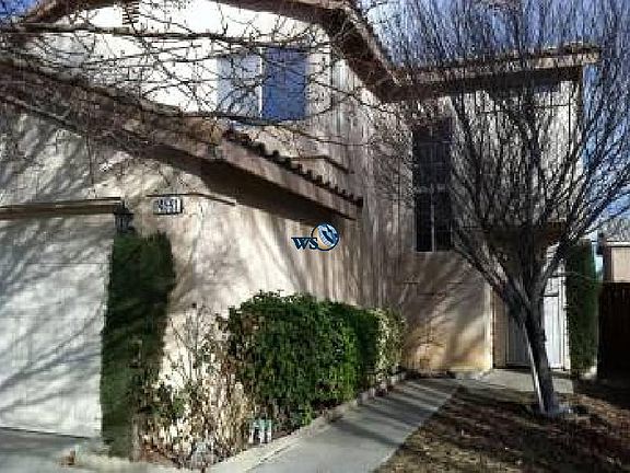 Fully landscape two-story, 4 bedroom 3 Bathroom - Photo 3