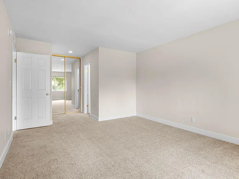 Lombardi Apartments — Photo 63