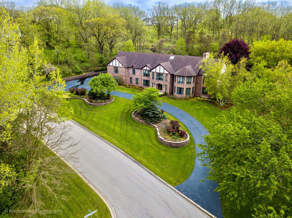 34W961 Duchesne Dr photo 1