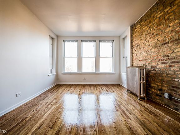 1501 E 68th St Apartments Chicago Living Room_01