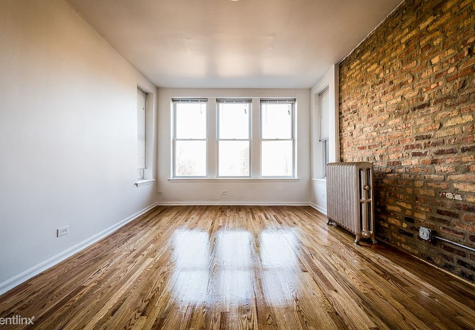 1501 E 68th St Apartments Chicago Living Room_01