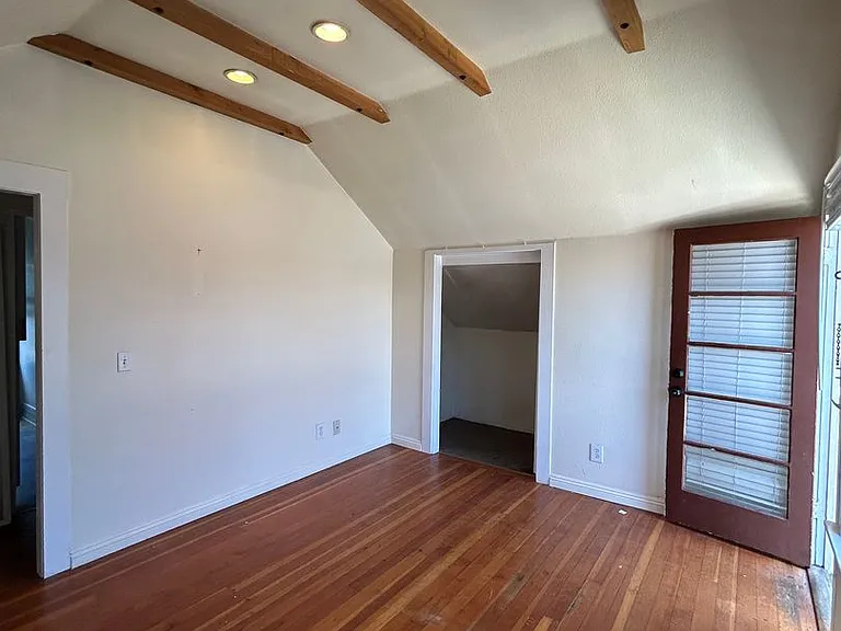 Upstairs one bedroom available now on Emerald between Cass and Bayard — Photo 6