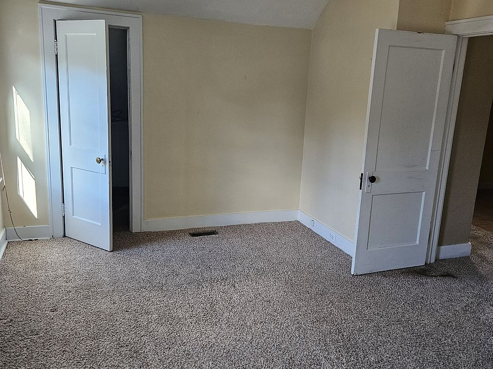 1st image of 838 Diamond Ave NE