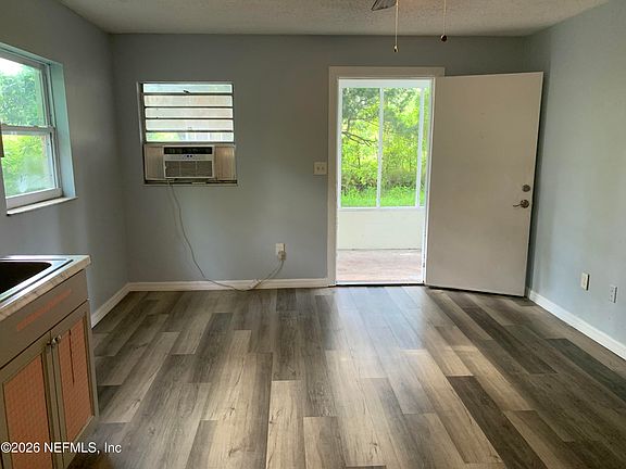 5th image of 904 BURNEY Lane
