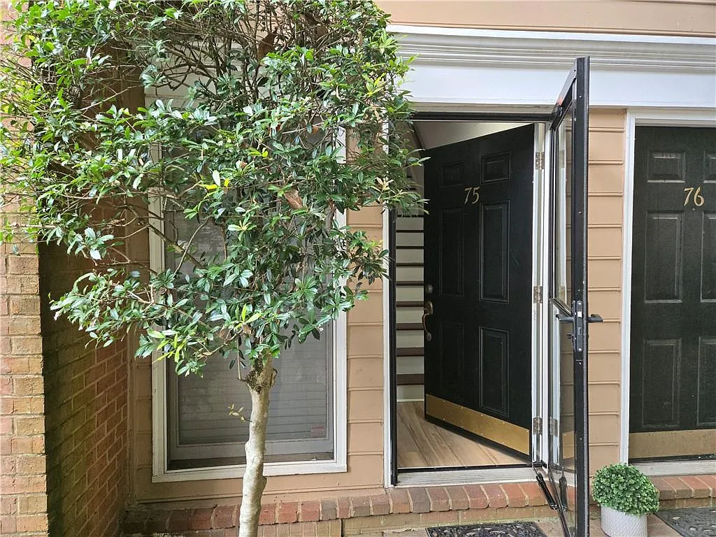 2 bed, 2.5 bath, 1366 sqft, $2,100 — Photo 2