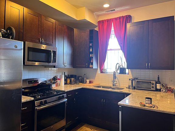 2nd image of 2049 W Division St APT 3R