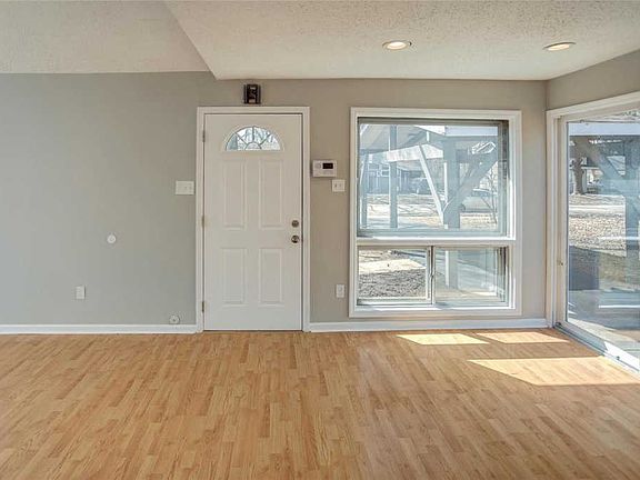 4th image of 939 Dawnview Dr