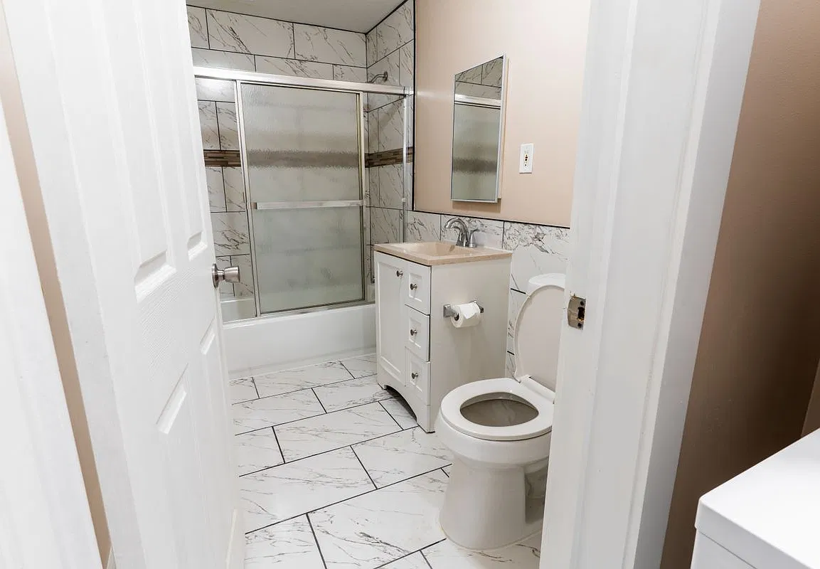 2 bed, 1.0 bath, 1573 sqft, $1,200 — Photo 2