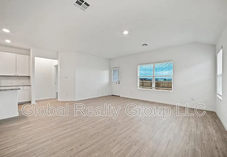 9105 Navarro Vis — Photo 9