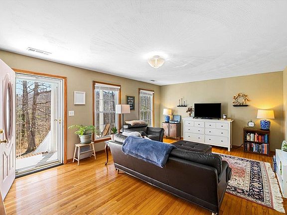 3rd image of 4890 Mount Tabor Rd