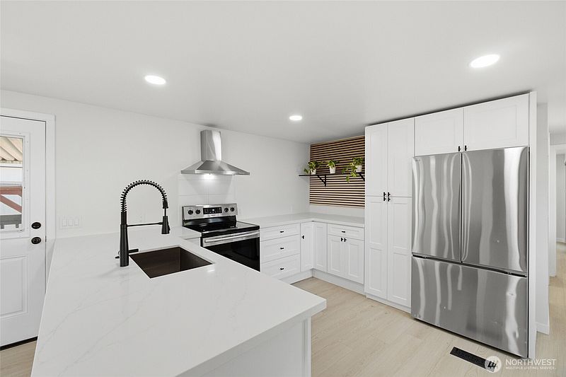 4th image of 5620 112th Avenue Ct E #23