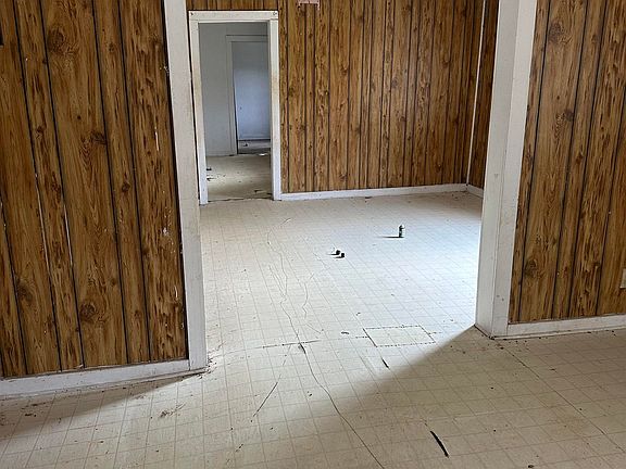 5th image of 215 Cedar St