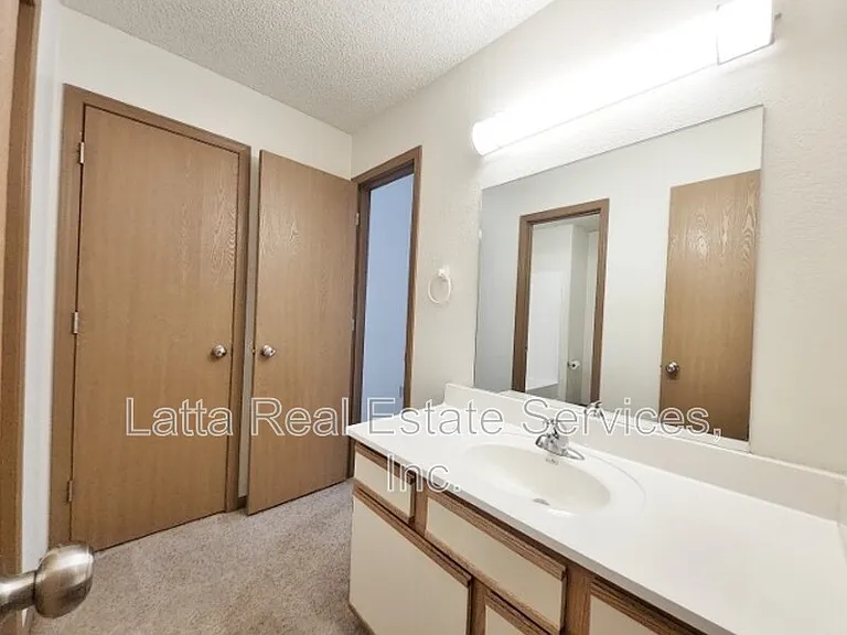 2115 Highridge Dr #B — Photo 10