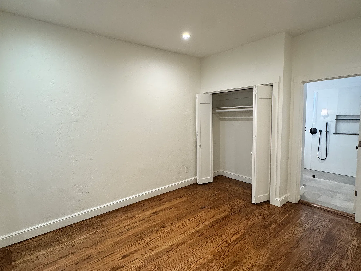 2 bed, 900 sqft, $6,000 — Photo 4