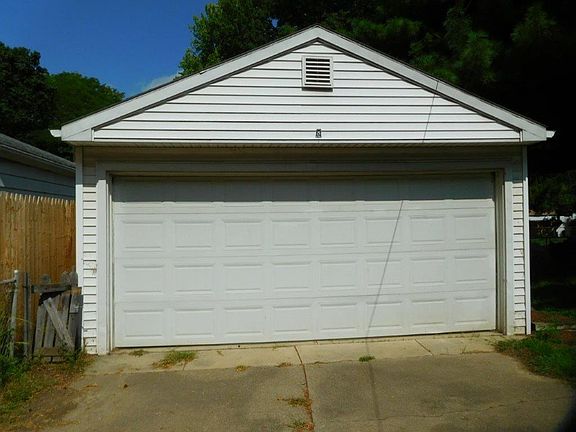 Detached Garage