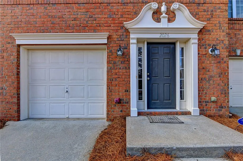 3 bed, 4.0 bath, 1900 sqft, $2,950 — Photo 2