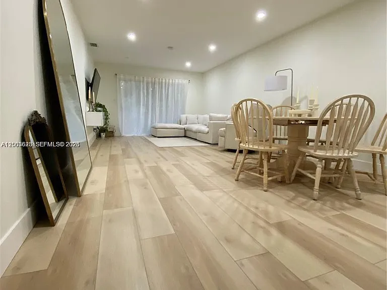 1200 Tallwood Ave #302 — Photo 3
