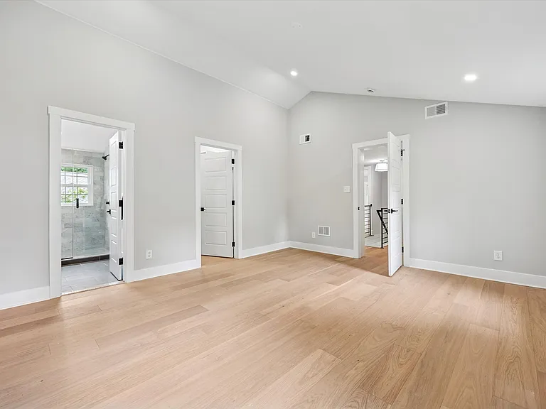 218 Biddulph Rd — Photo 31