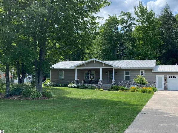 1526 Dorena Dr NE, Kalkaska, MI 49646