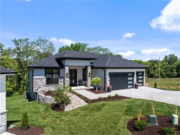 2504 NE Woodland Oak Cir, Lees Summit, MO 64086