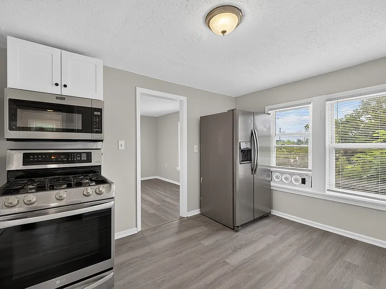 15008 Sylvia Ave — Photo 5