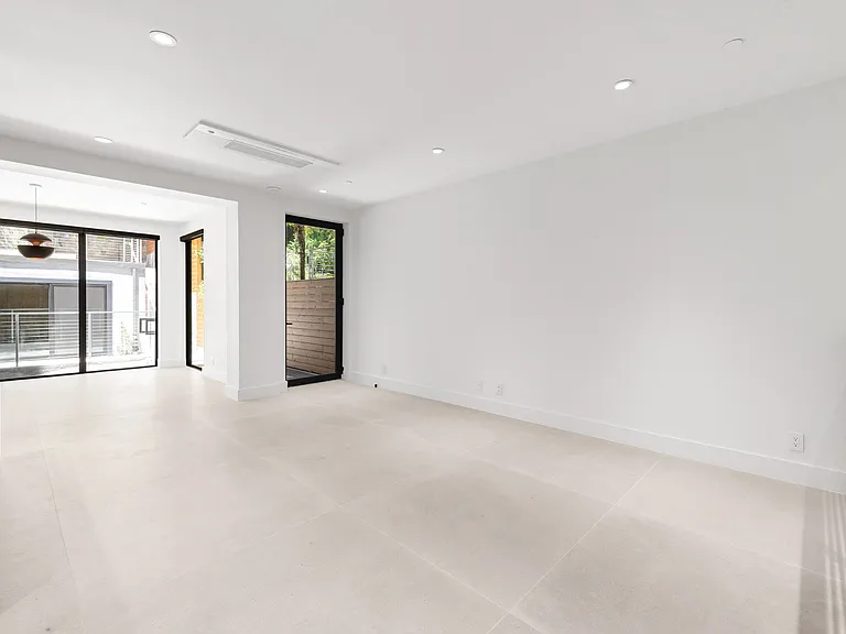 660 Carolina St — Photo 17