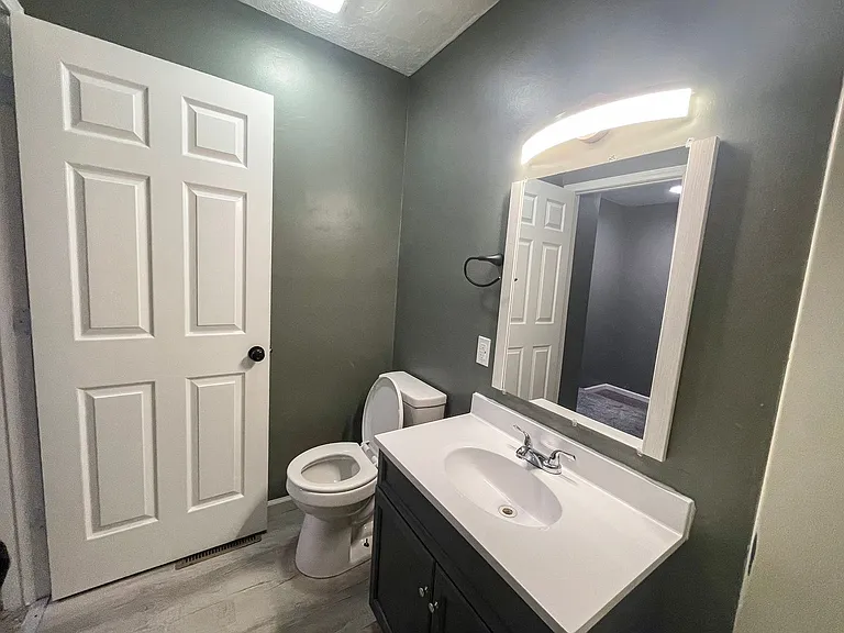 Clinic Court Apartments — Photo 59