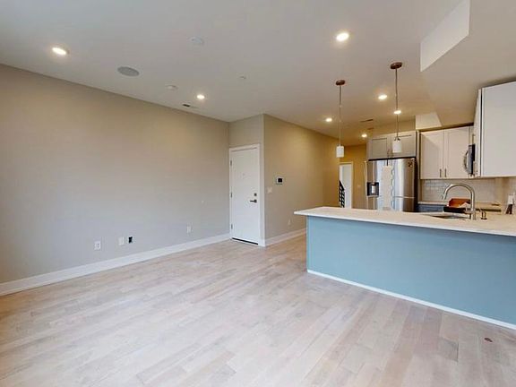 4th image of 2037 N Randolph St #B