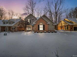 1155 Sugar Creek Dr, Rochester Hills, MI 48307
