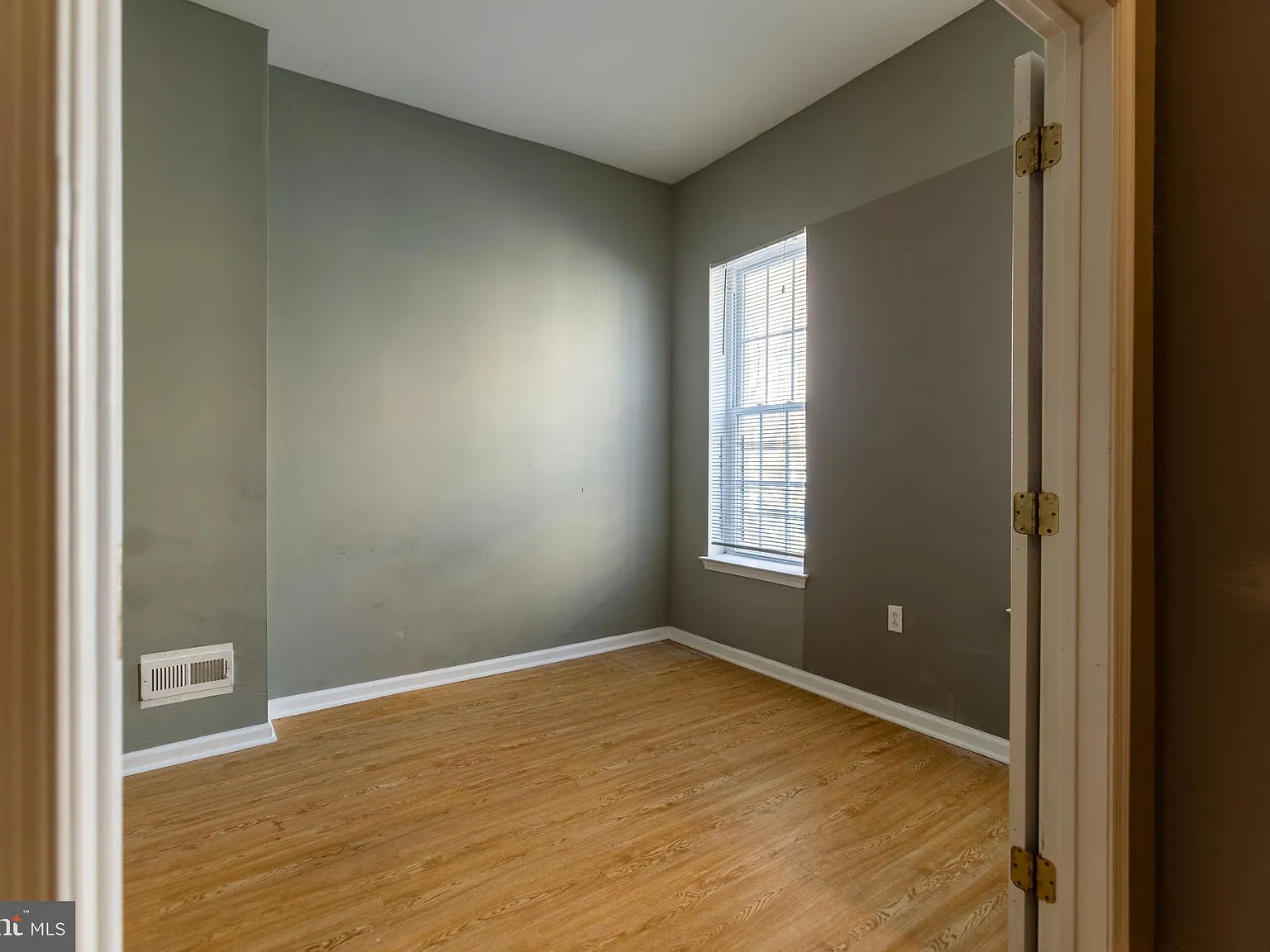 5 bed, 3.0 bath, 1898 sqft, $2,300 — Photo 4