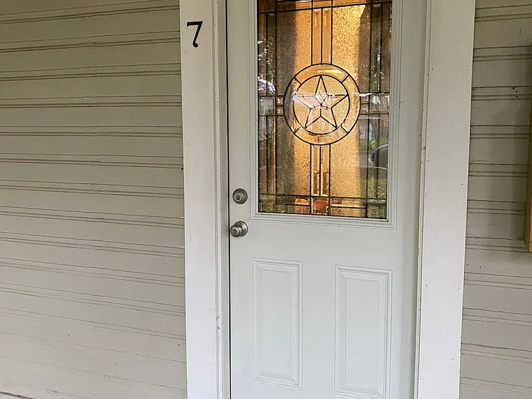 527 W San Antonio St #7 — Photo 5