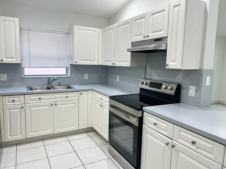 1096 Staghorn St — Photo 10