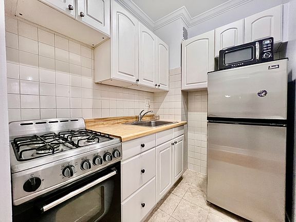 4th image of 401 W 45th St APT 3D