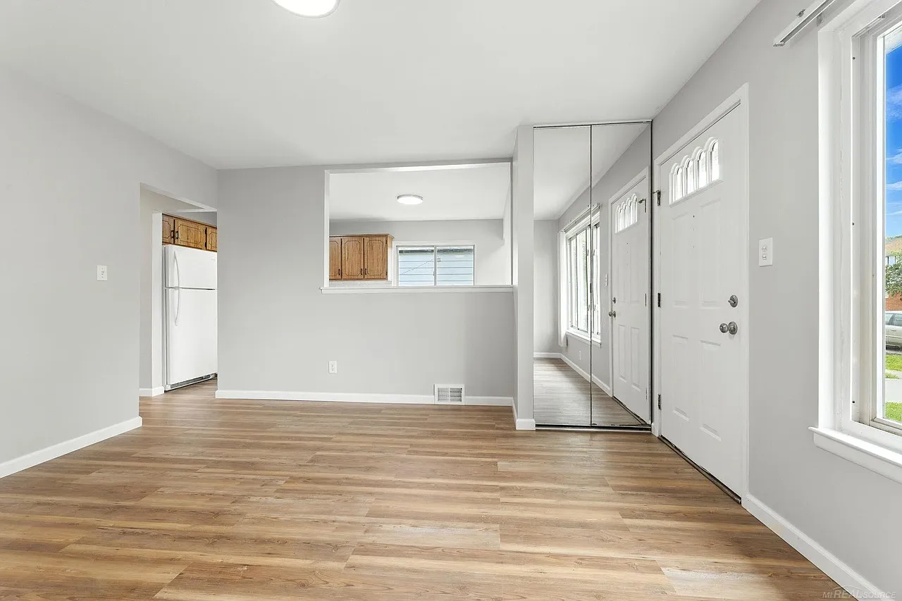 3 bed, 900 sqft, $1,600 — Photo 3
