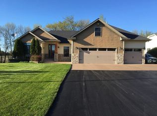 11798 N Meadow Curv, Lindstrom, MN 55045