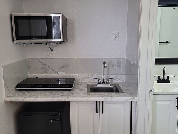 4th image of 108 E Coogan Dr #9