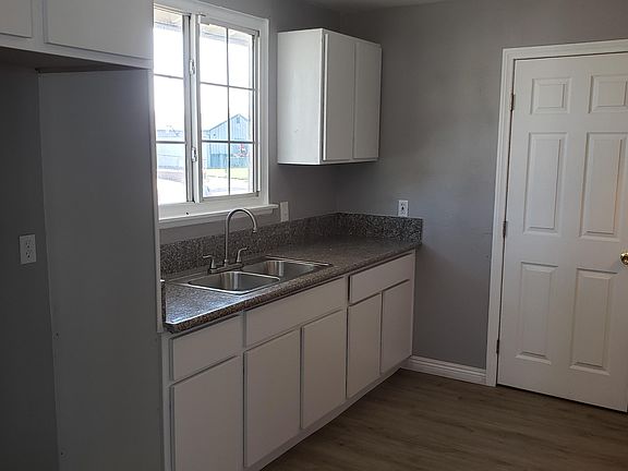 3rd image of 1133 W Avenue H11