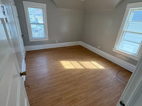 815 W 1st St, Waterloo, IA 50701