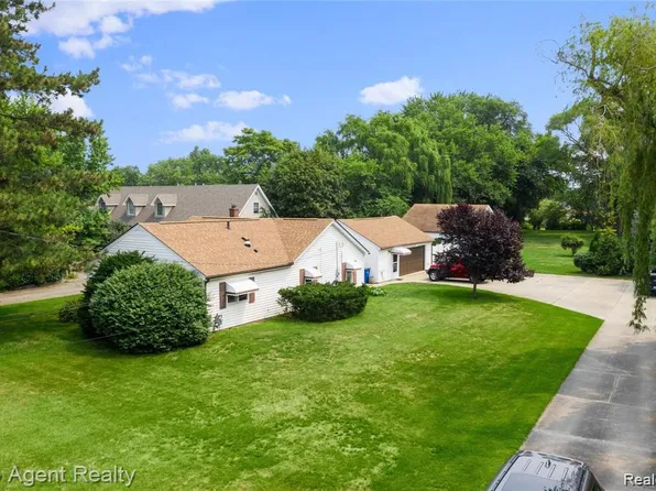 27320 Ryan Rd, Warren, MI 48092