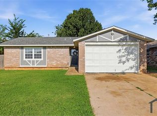 905 Craig Dr, Moore, OK 73160