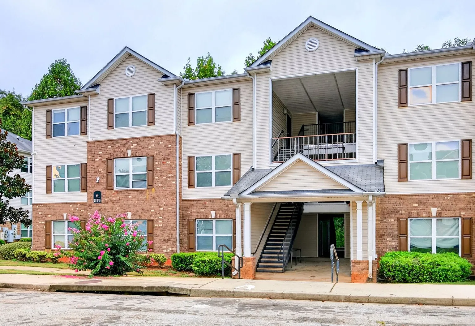 Top Floor Three-Bedroom Condo in Decatur! Vouchers Accepted! — Photo 1